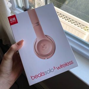 BeatsSolo 3 wireless headphones ROSE GOLD